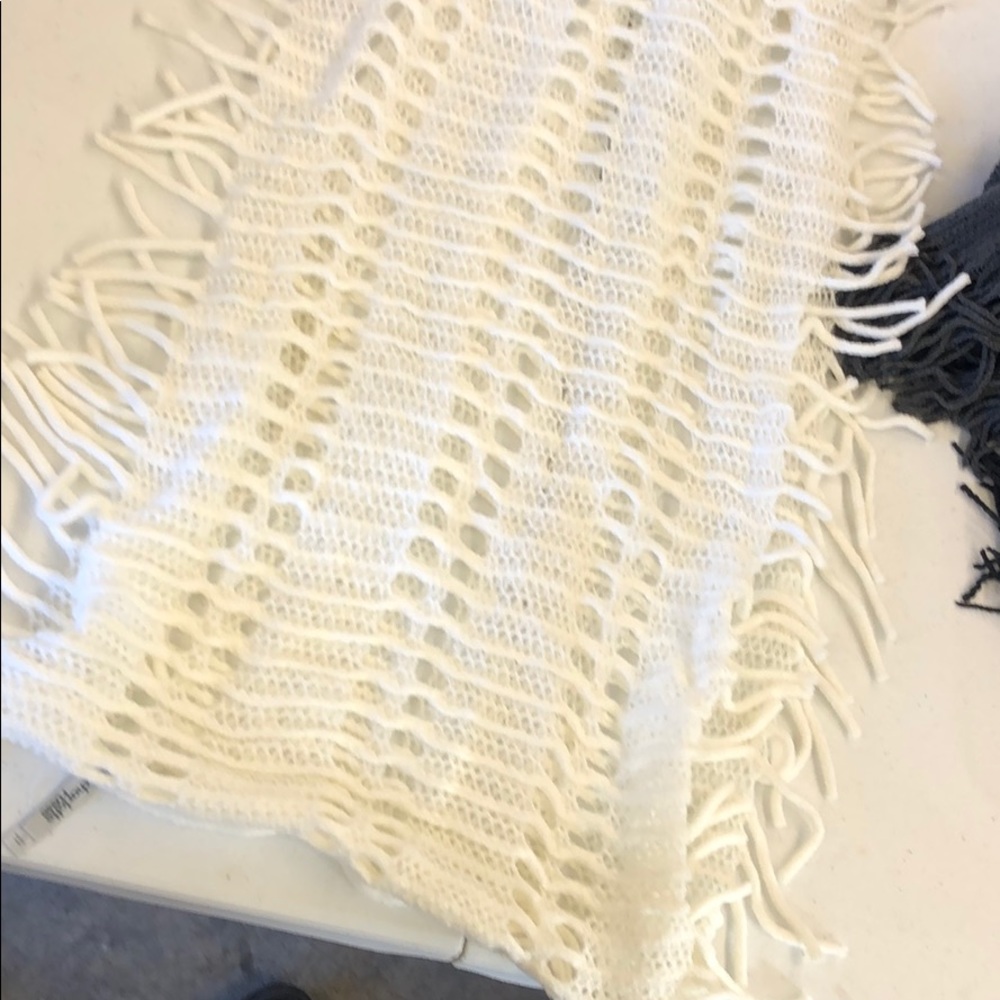 Scarf 4 pack. - Picture 4 of 5